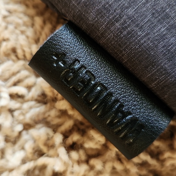 Gray sling bag by Wander+ - Picture 2 of 9